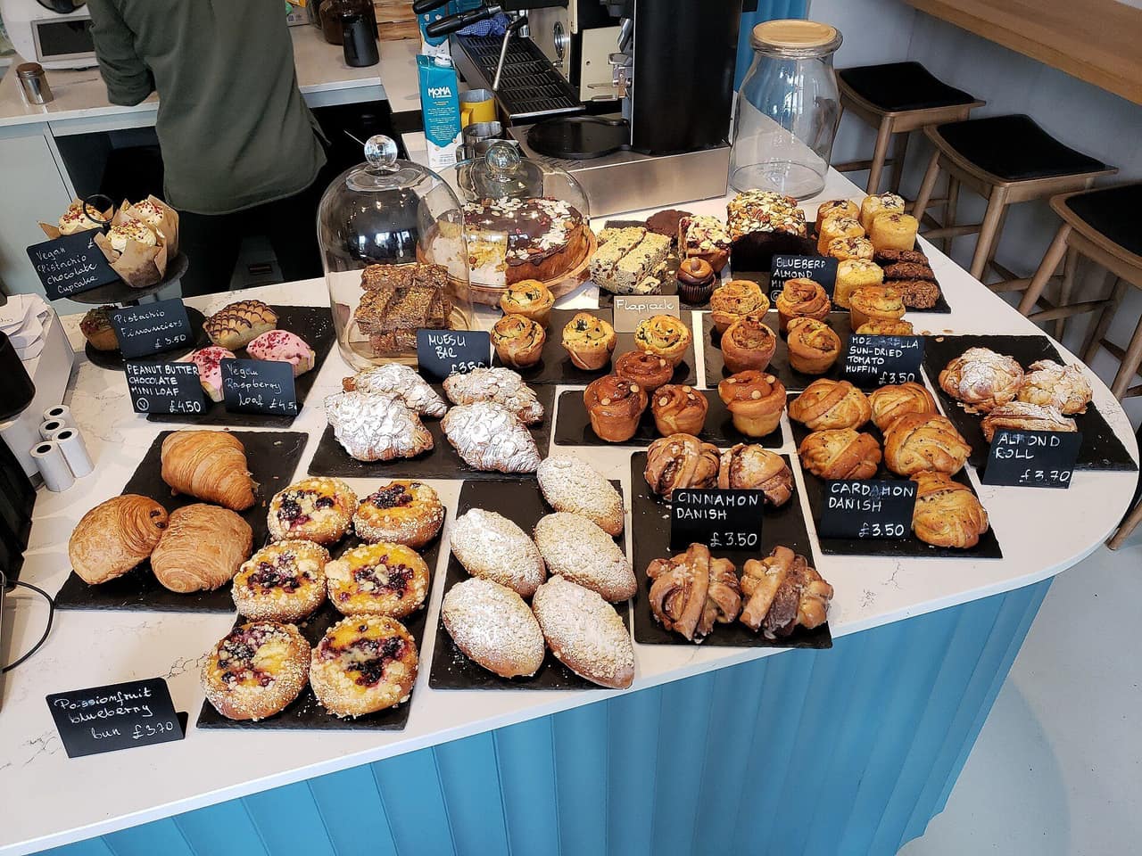 Vetrina refrigerata di pasticceria con i prodotti esposti