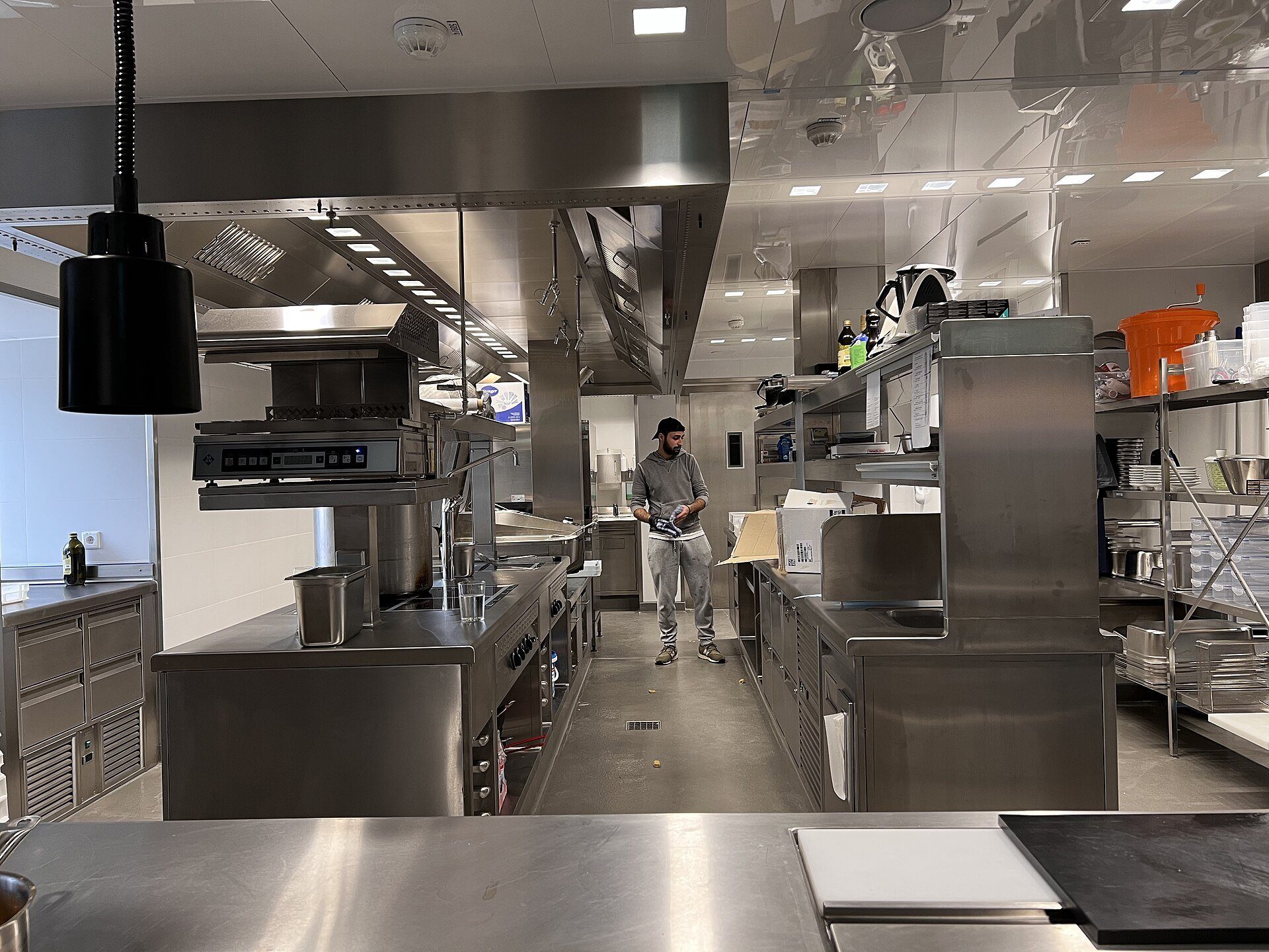 Cucina professionale in acciaio inox con il personale al lavoro