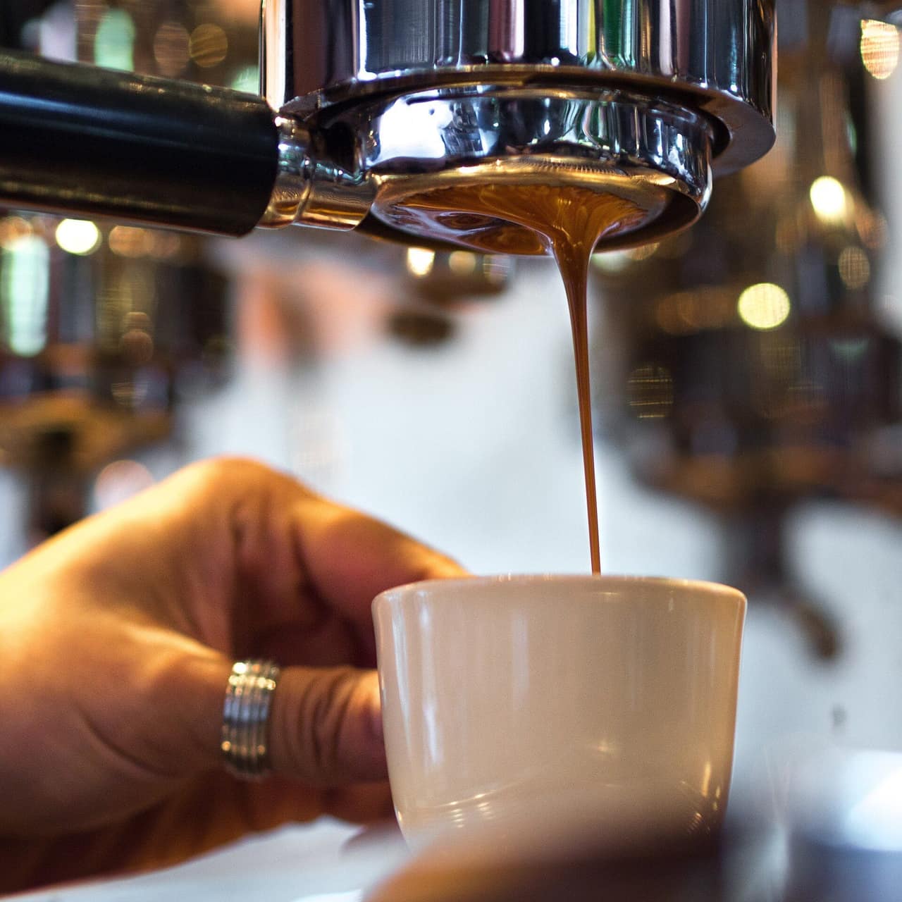 Estrazione di un espresso dal portafiltro di una macchina professionale
