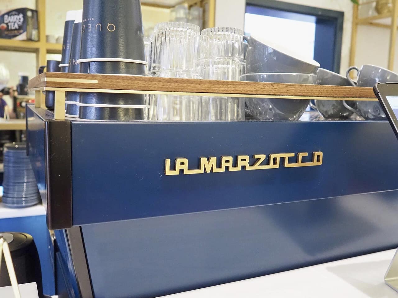 Macchina da caffè espresso professionale nuova pronta per l'installazione